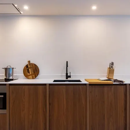 Modern And Spacious Design Nearby The Apartment *