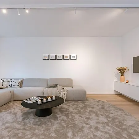 Modern And Spacious Design Nearby The Apartment