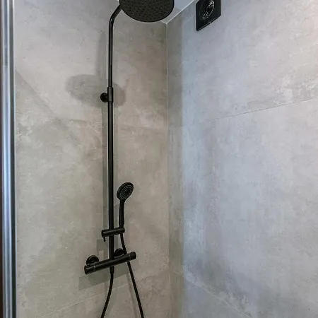 Apartment Modern And Spacious Design Nearby The